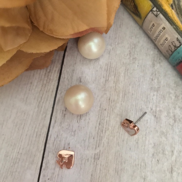 KATE SPADE • Reversible Pearl Spade Logo Earrings - Picture 6 of 8